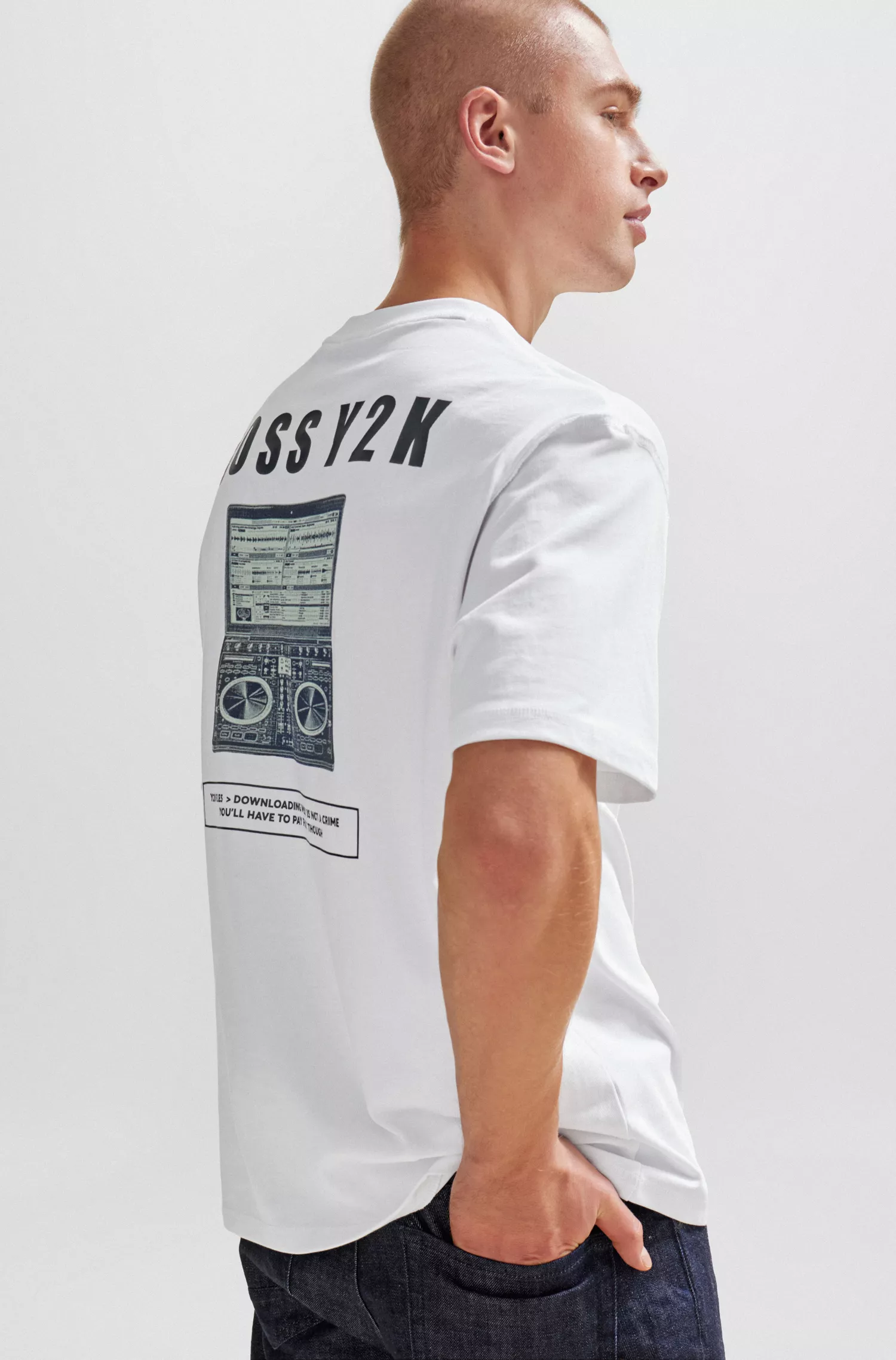 Camiseta BOSS laranja de algodão com modelagem oversized e estampa sazonal.