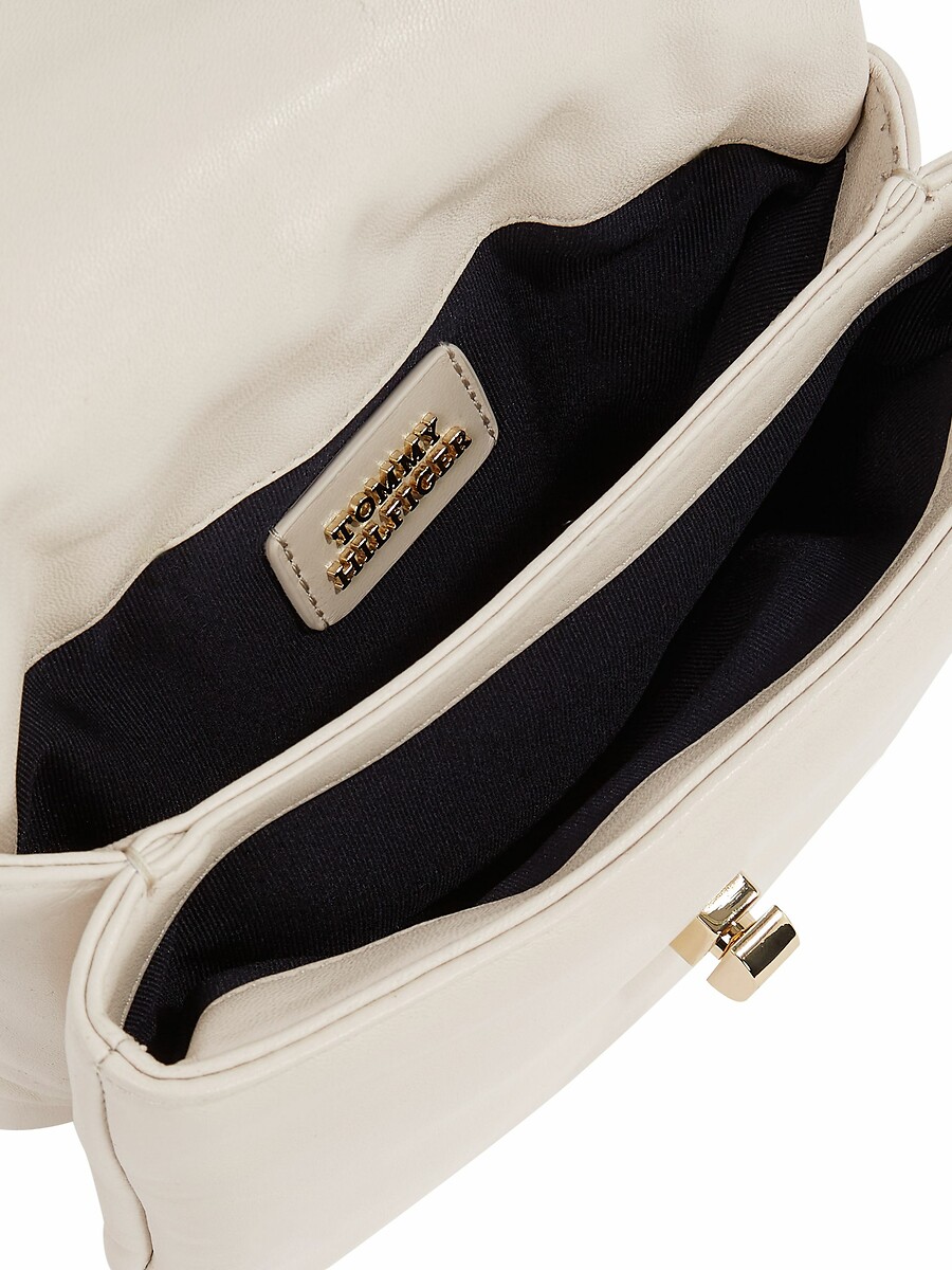 TOMMY HILFIGER<br>Bolsa de ombro com corrente em couro macio com acabamento cruzado