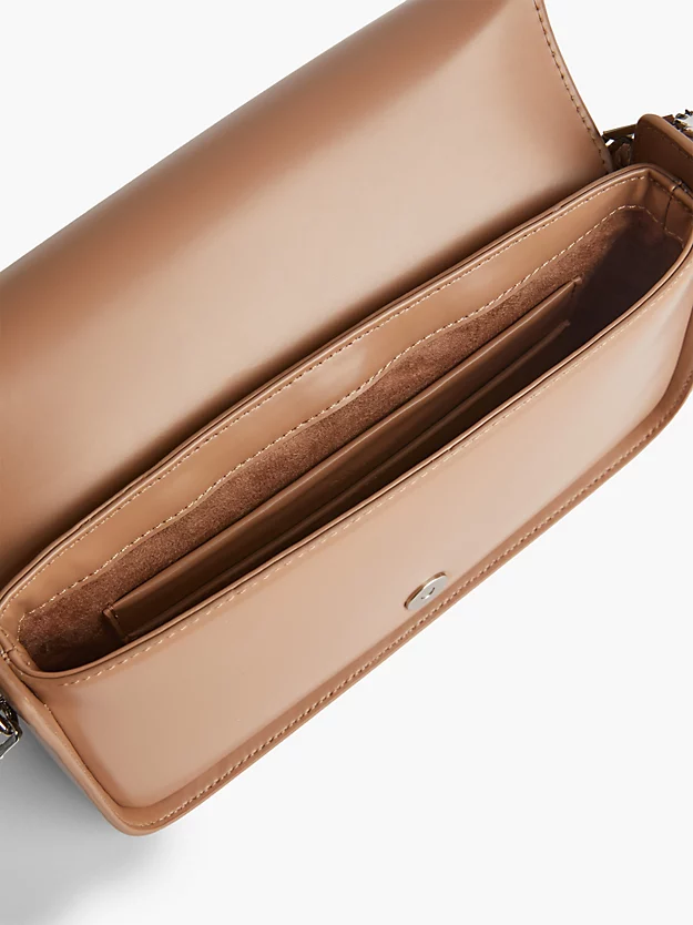 Bolsa de ombro em tecido reciclado com corrente.
