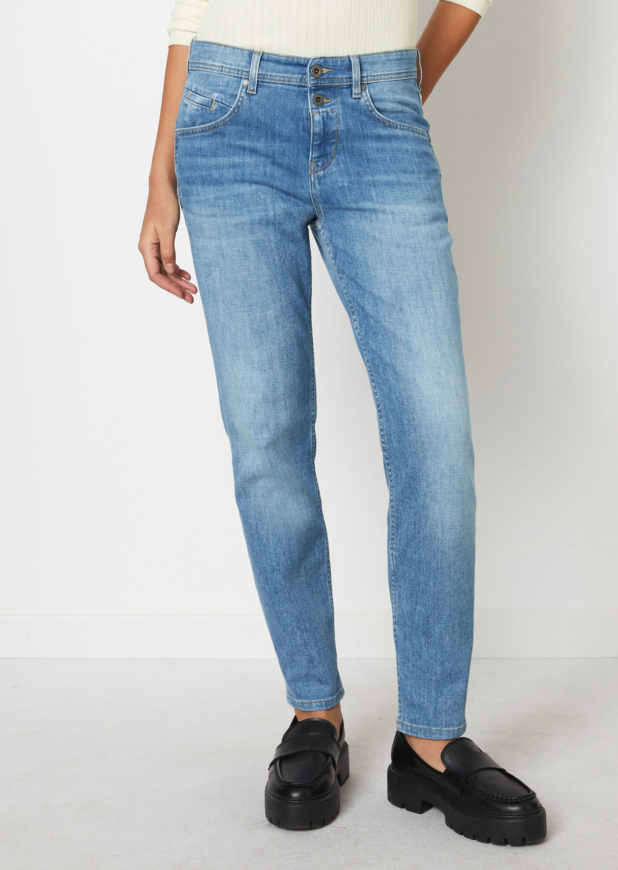 Jeans Modell THEDA boyfriendmit zwei Knöpfen