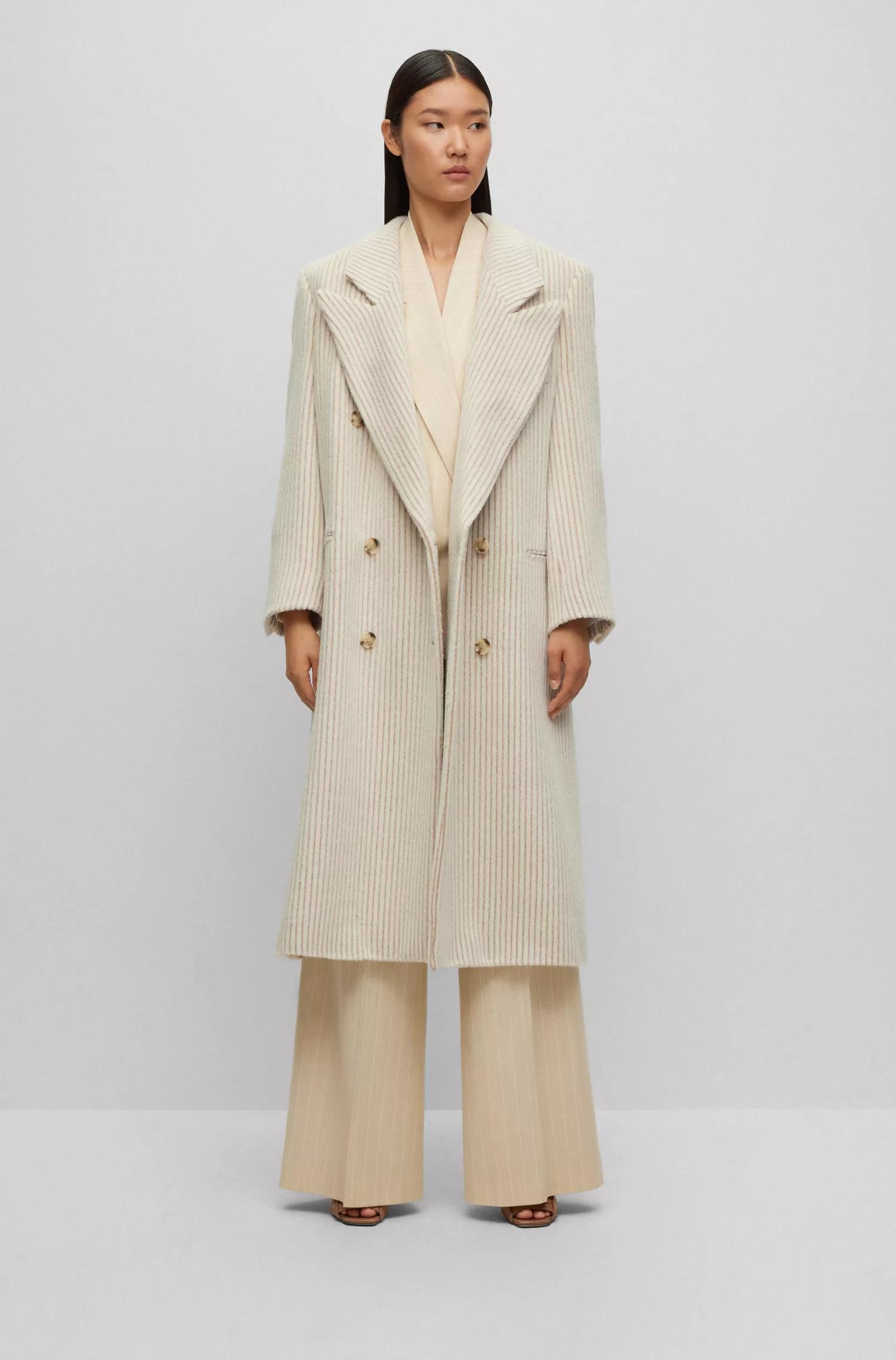Casaco oversized BOSS com risca de giz preta em alpaca e lã.