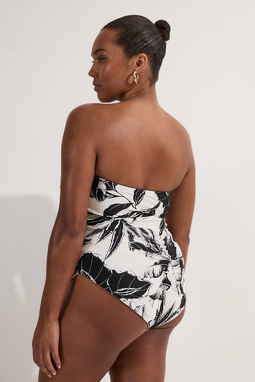 KarenMillen Maillot de bain grande taille échancré en tissu fluide à imprimé palmier