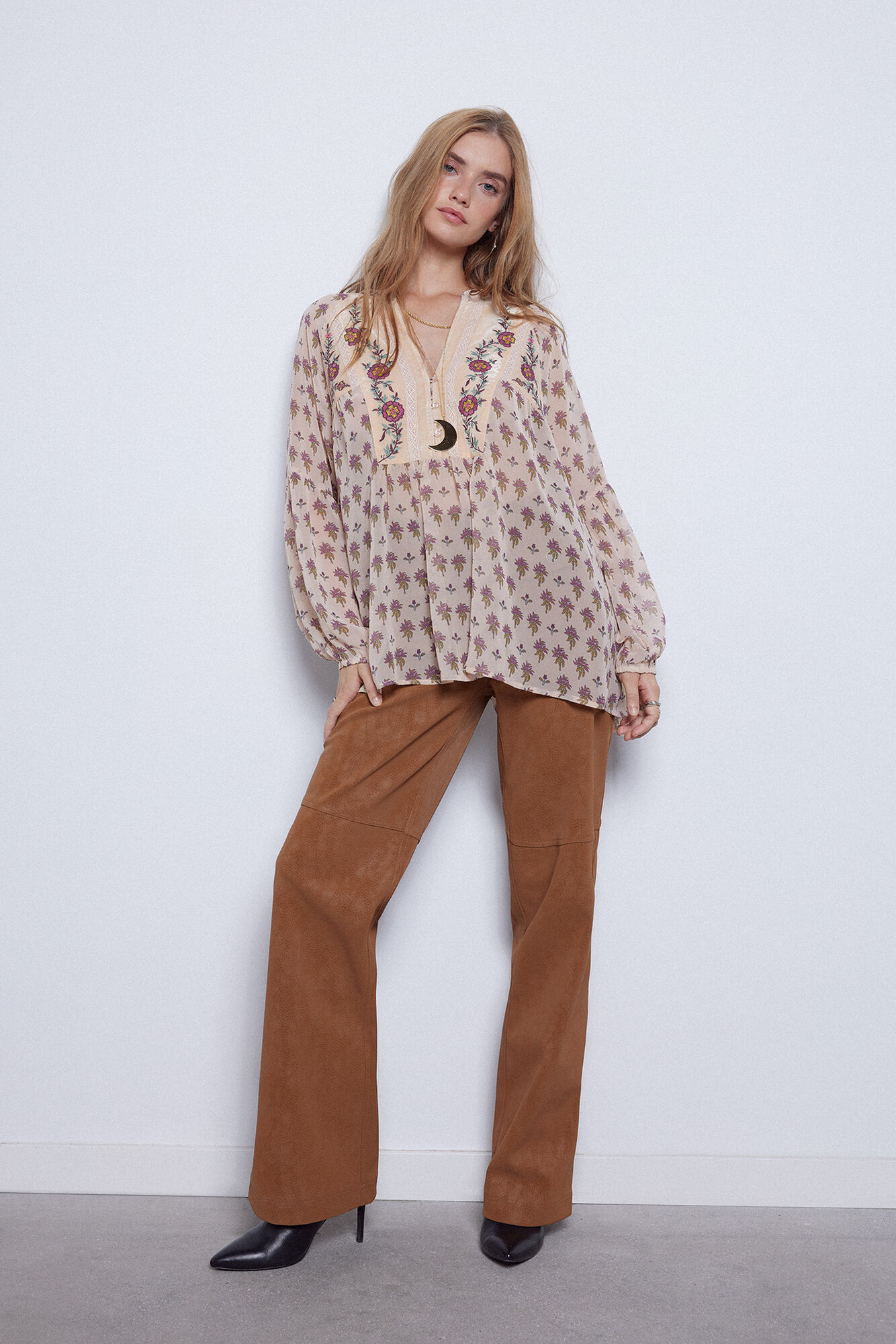 Blusa bordada e estampada
