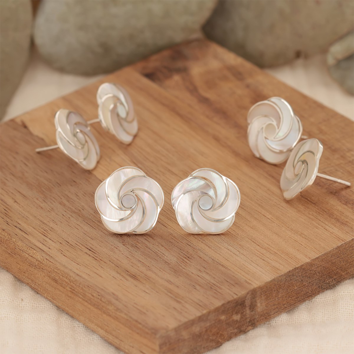 Boucles d'oreille fleur en Nacre blanche et argent 925 millème - Bijou élégant pour femmes | Aden