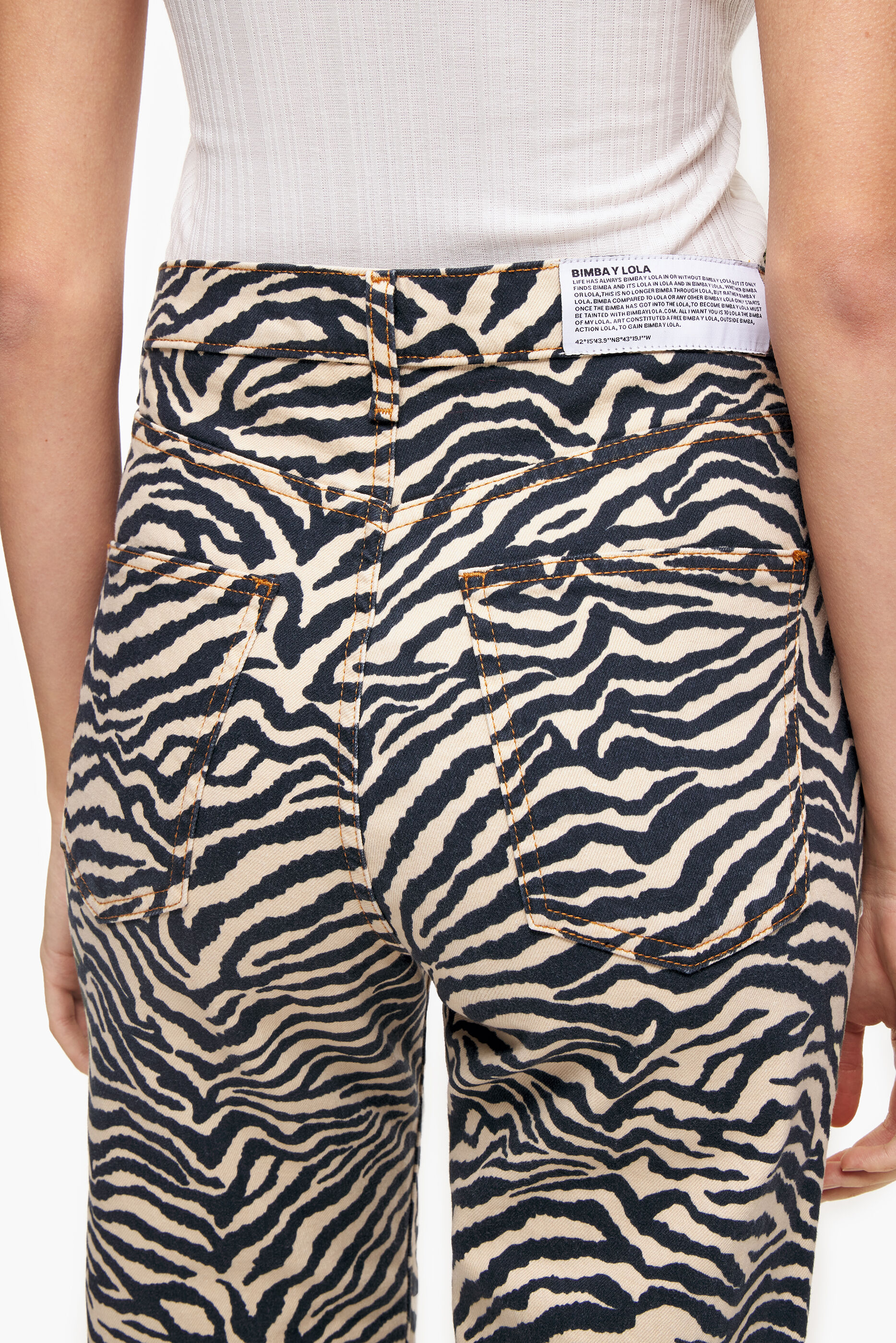 CALÇA RETA CROPPED - Calça jeans reta com estampa de tigre