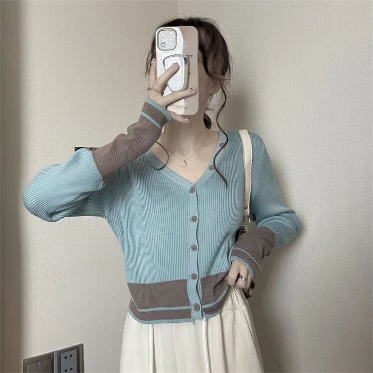 Robynn - V-hals tweekleurig vest met knoopjes