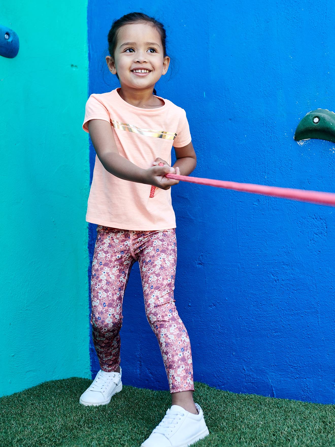 Camiseta esportiva listrada iridescente para meninas, lisa, branca clara com estampas.