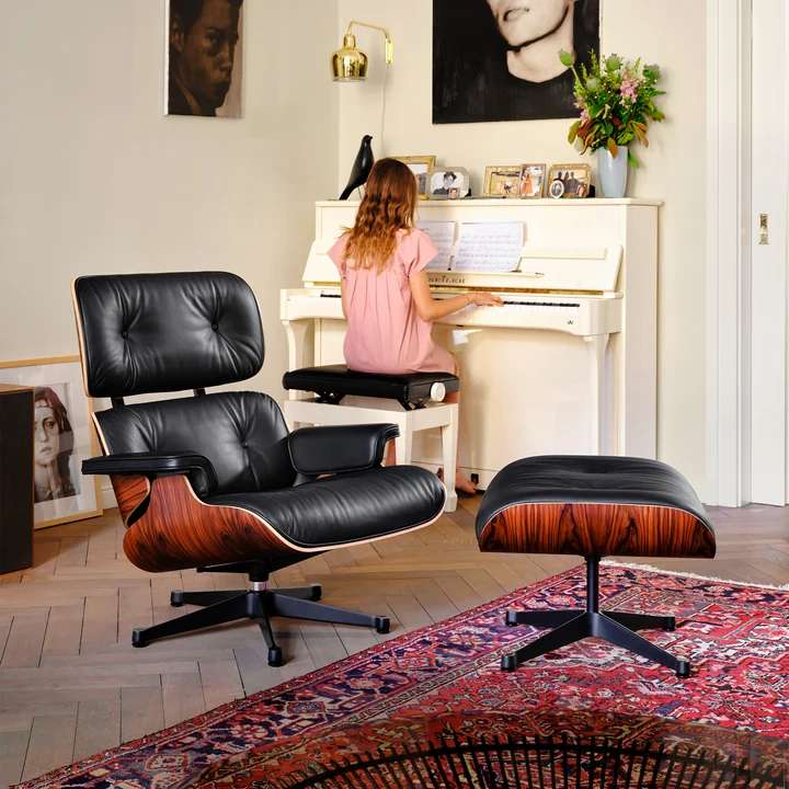 Vitra - Lounge Chair & Ottoman, schwarz, Nussbaum dunkel, Nubia, anthrazit / schwarz (neue Masse)