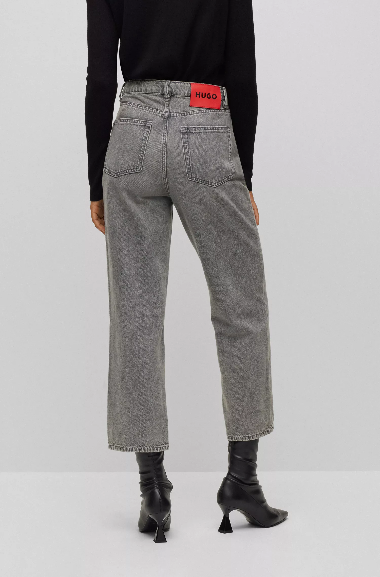 Calça jeans cropped vermelha HUGO de corte moderno em denim rígido cinza.