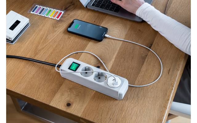 Brennenstuhl Steckdosenadapter Schutzkontakt 230 V auf USB 5 V