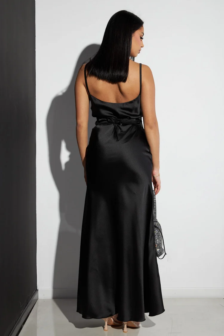 Robe noire à ficelle ajustable dans le dos