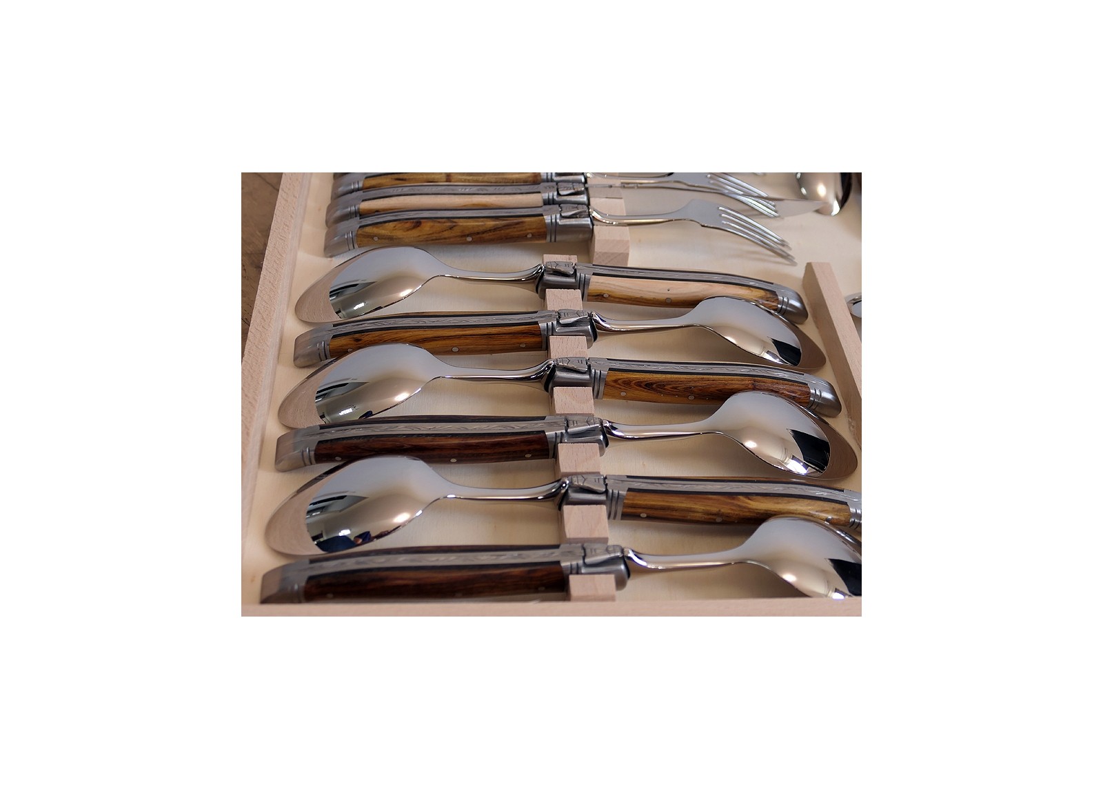 Service Laguiole de 24 pièces avec un manche en bois de pistachier et mitres en acier inoxydable