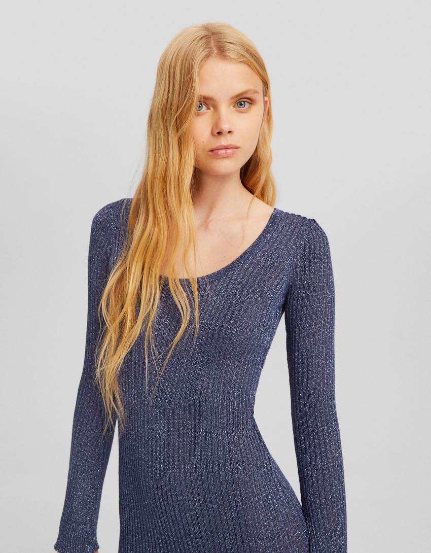 Vestido midi de malha brilhante com mangas compridas