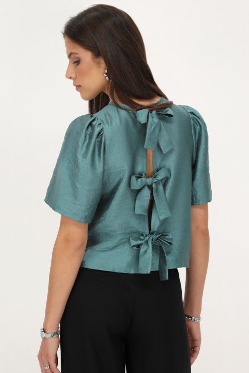Groene top met geplooide mouwen en strikjes