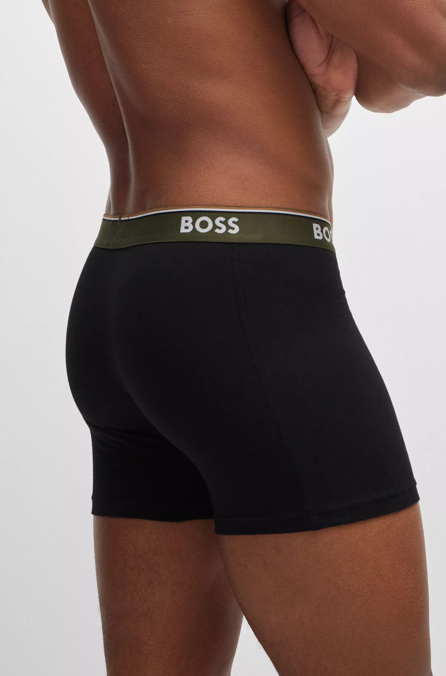 BOSS - Pacote com três cuecas boxer pretas de algodão elástico com logotipos.