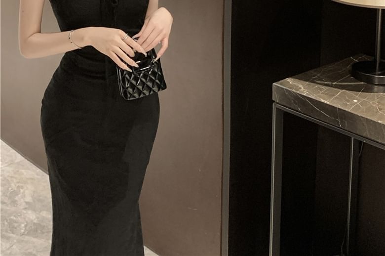 Gultown - Mouwloze off-shoulder maxi-jurk met ruches en strik in twee kleuren