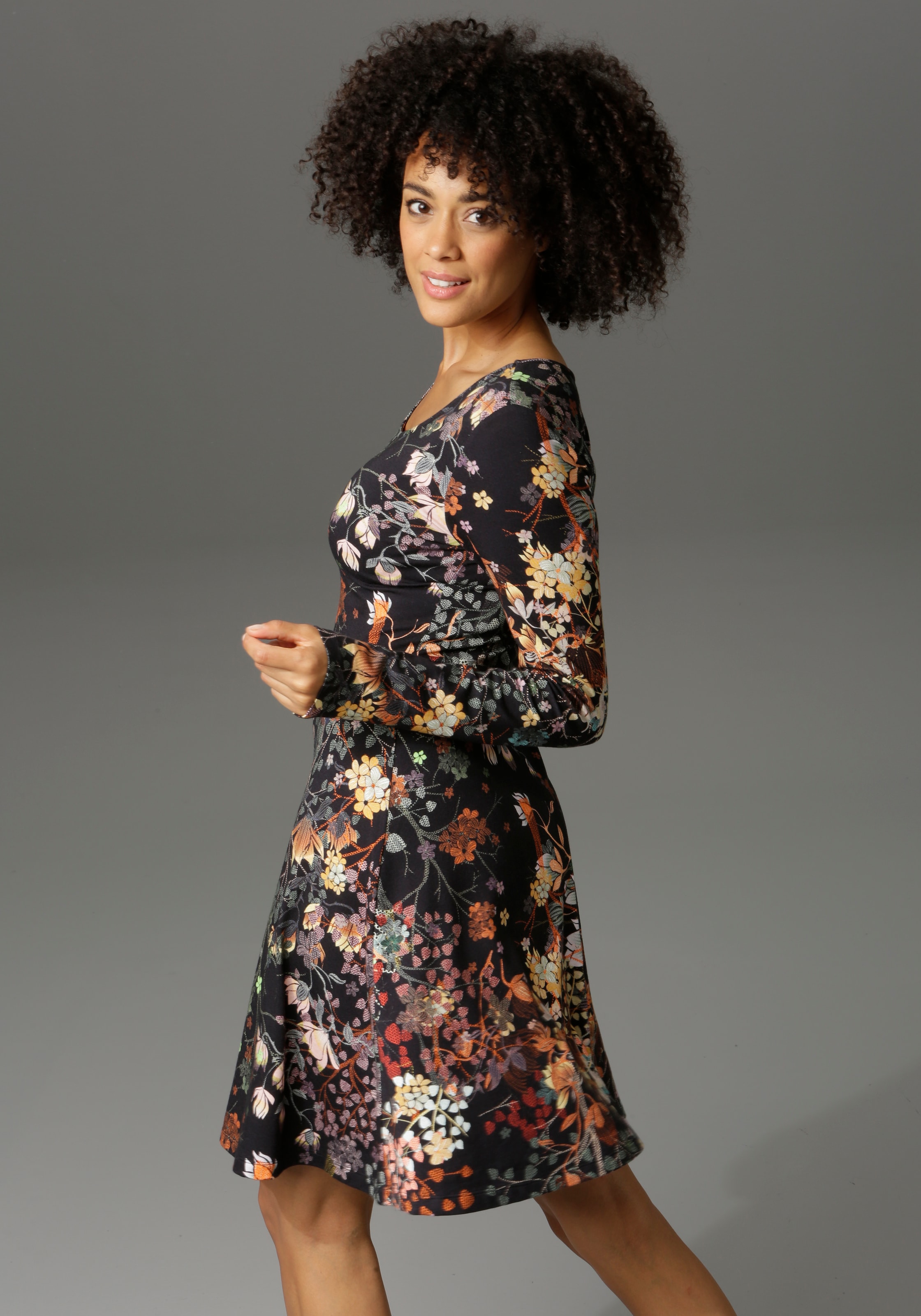 Aniston CASUAL Jerseykleid mit Blumendruck oder in uni Schwarz