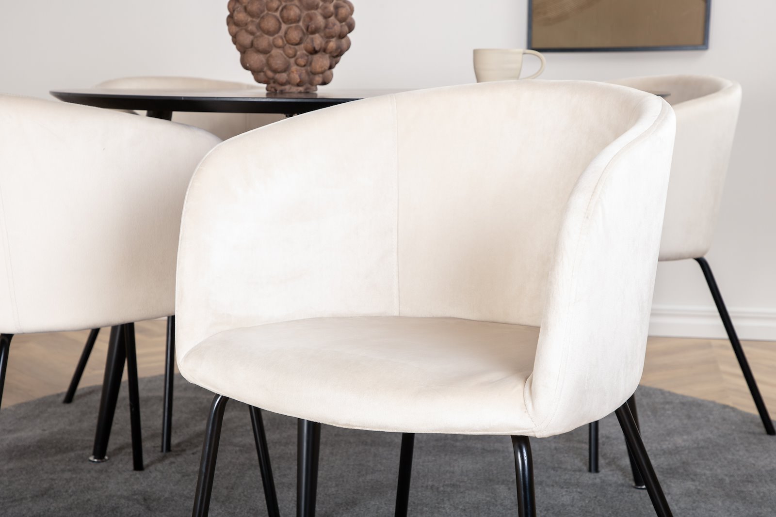 Dipp og Berit Spisegruppe Dipp rundt spisebord ø115cm i sort finér med 4 stk. Berit med arm spisestoler i Beige fløyel og sorte ben.