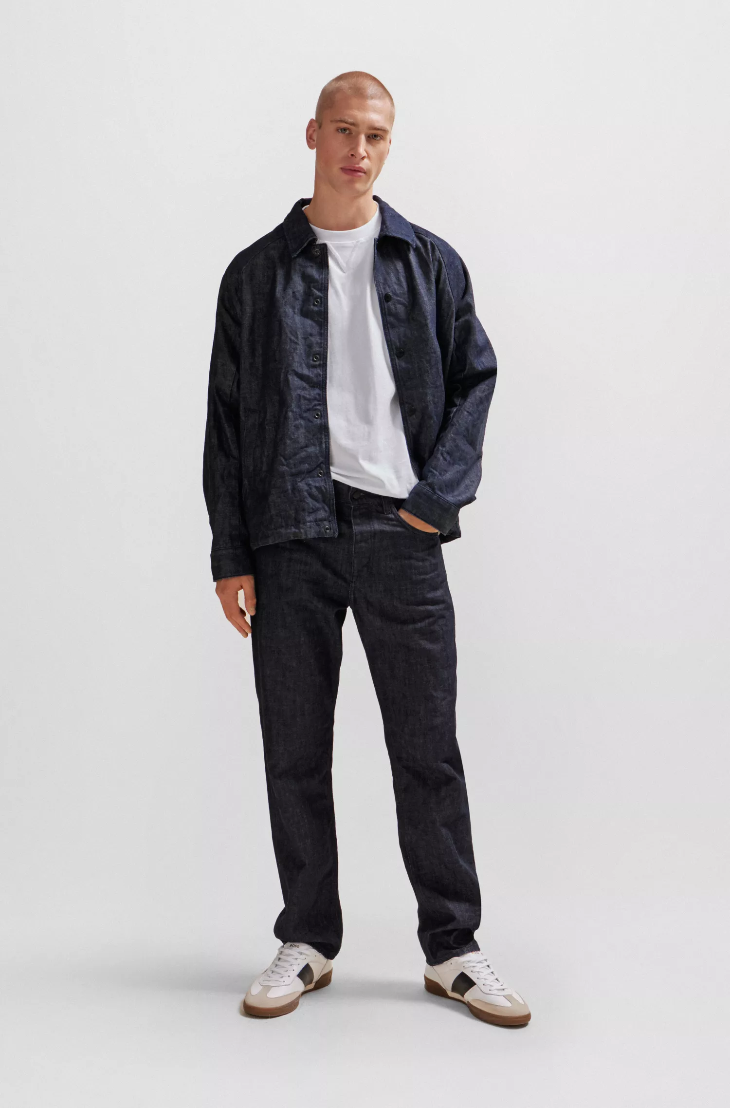 Jaqueta BOSS com forro xadrez laranja em denim azul rígido com efeito amassado.