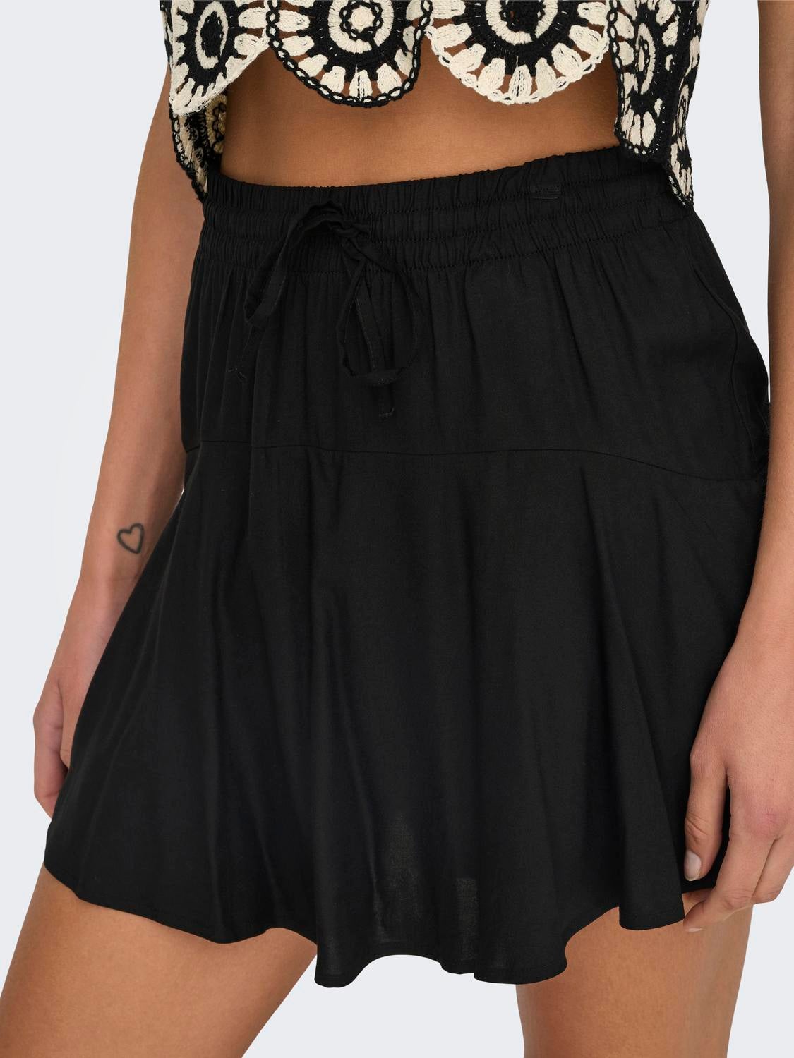 ONLNALA Mittlere Taille Normal geschnitten Skorts Black