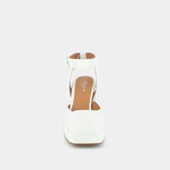 Babies à bouts carrés et talons  en vernis blanc