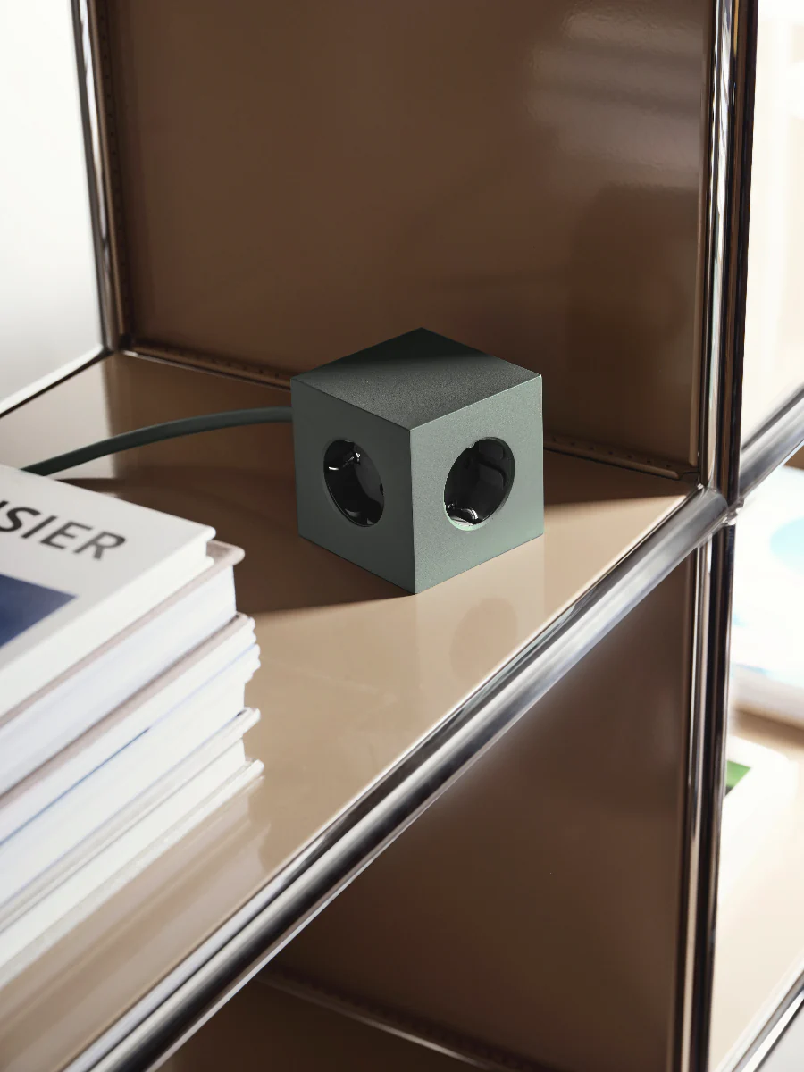 AVOLT  Square, USB & magnet Stikdåse - Oak Green