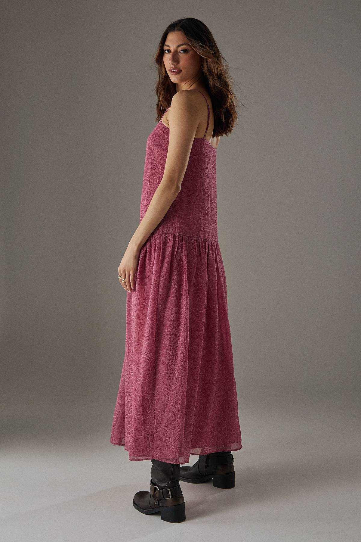 Warehouse Robe Maxi à Bretelles et Volants en Organza Rose