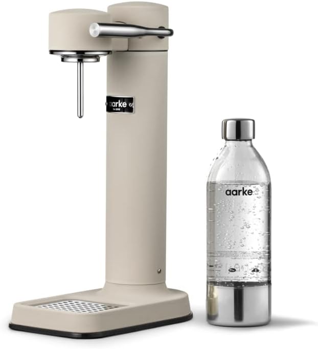 Aarke Carbonator 3, Wassersprudler aus Edelstahl im modernen Sand Finish mit BPA-freier 1L PET-Flasche, Sprudelwasserbereiter für Leitungswasser, kompatibel mit 60L CO2-Zylindern