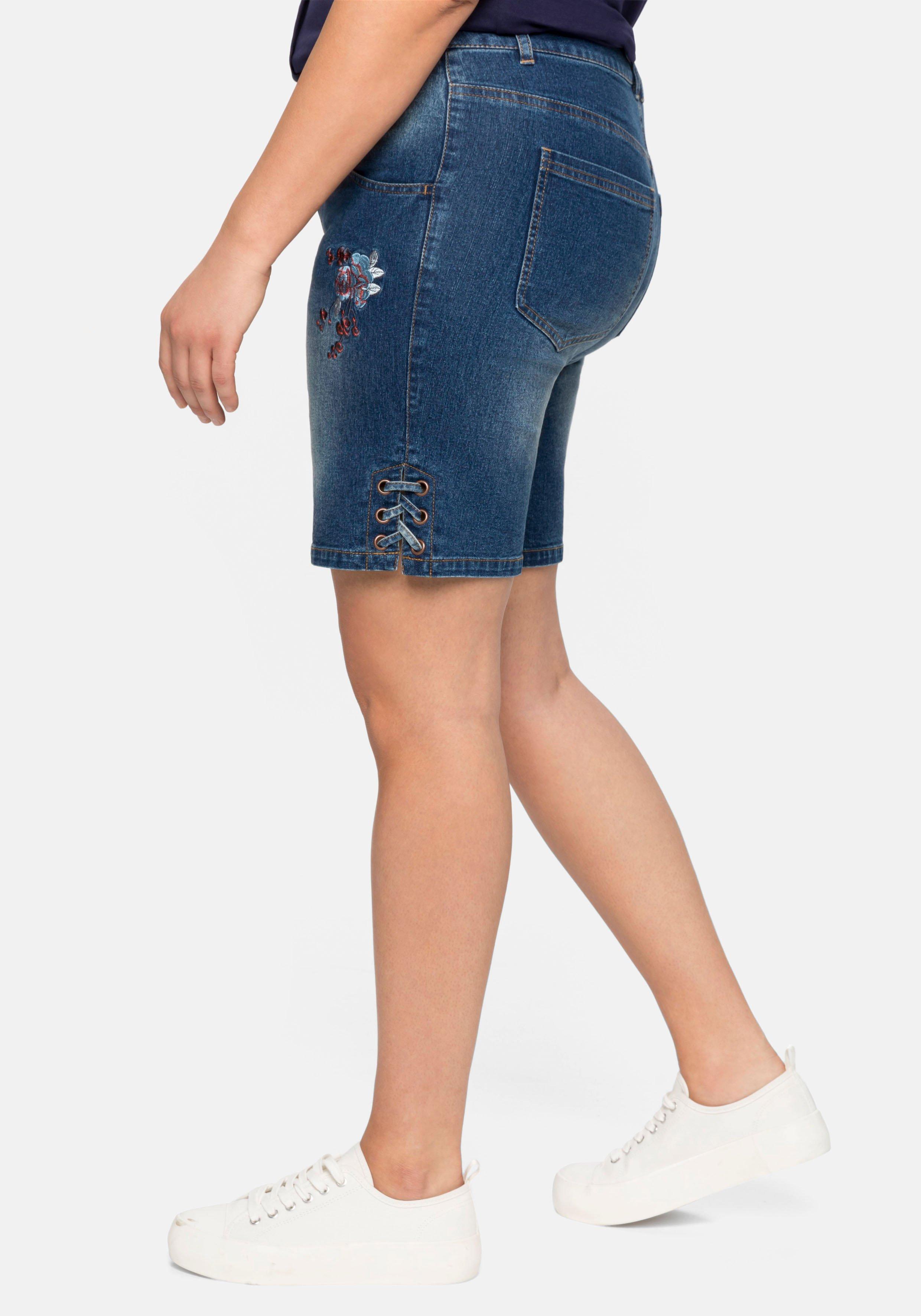 Jeansbermudas mit Blumenstickerei und Schnürung