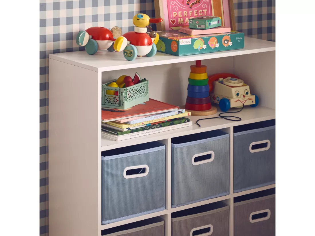 Meuble de rangement pour enfant avec 7 compartiments et 3 paniers bleus et 3 paniers gris en velours