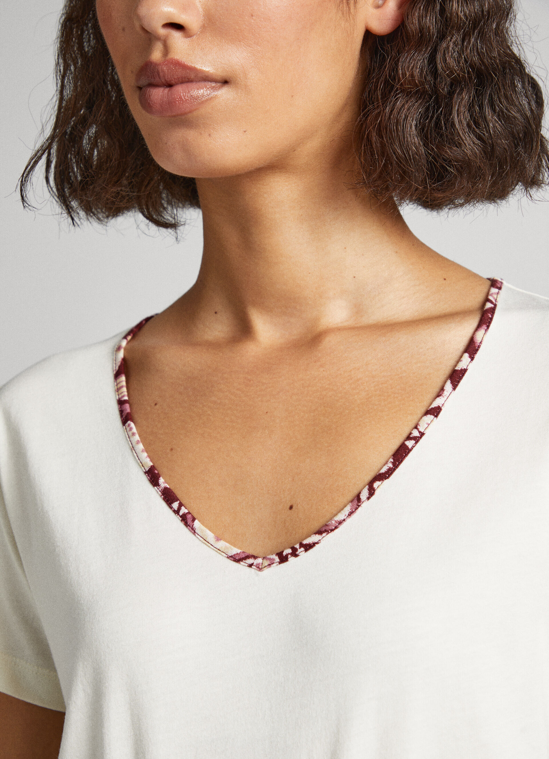 Camiseta fluida com decote em V - branca mousse