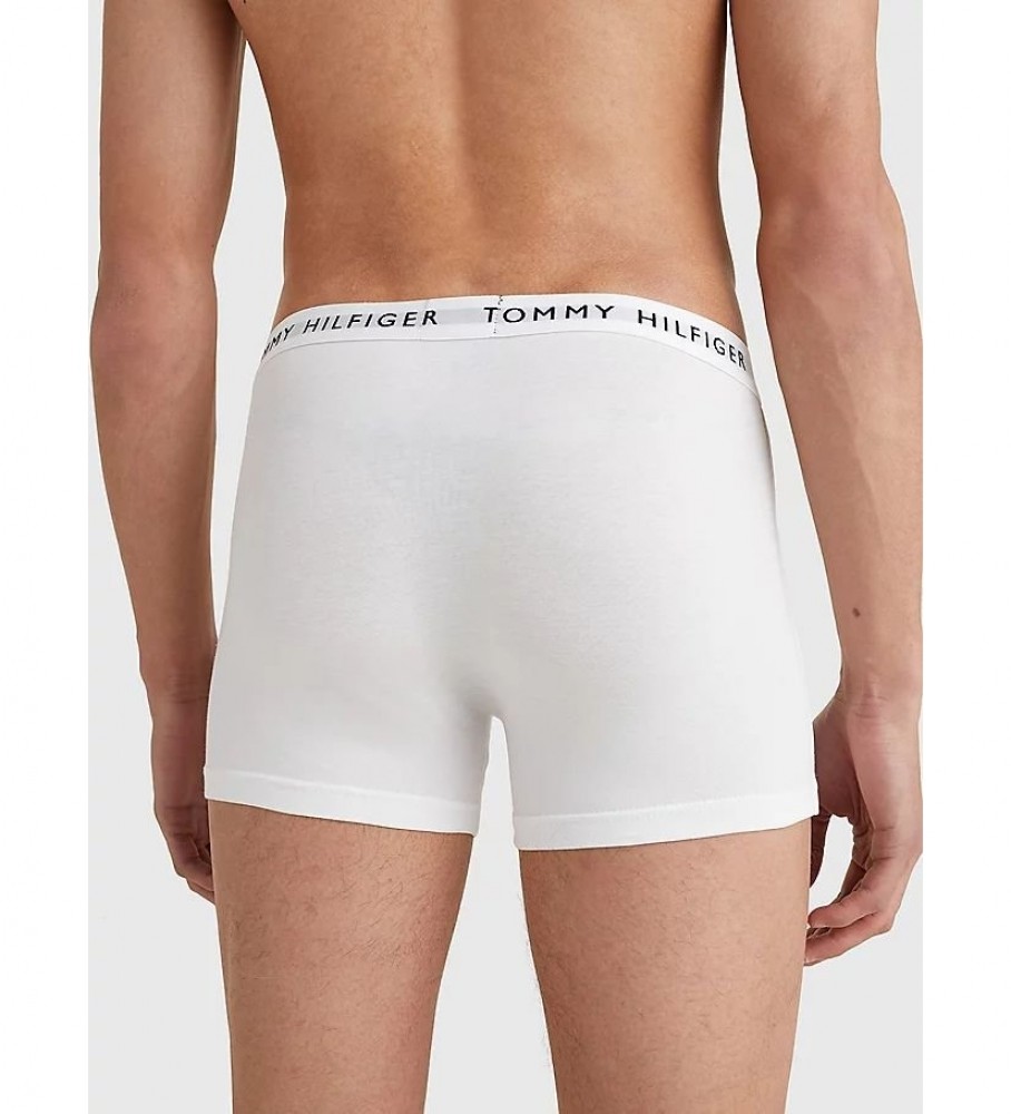 Conjunto de 3 cuecas boxer Tommy Hilfiger Trunk Essentials com logo, nas cores azul-marinho, vermelha e branca.