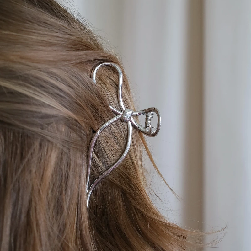 By Stær MAYA Hair Clip - Sløjfe Silver