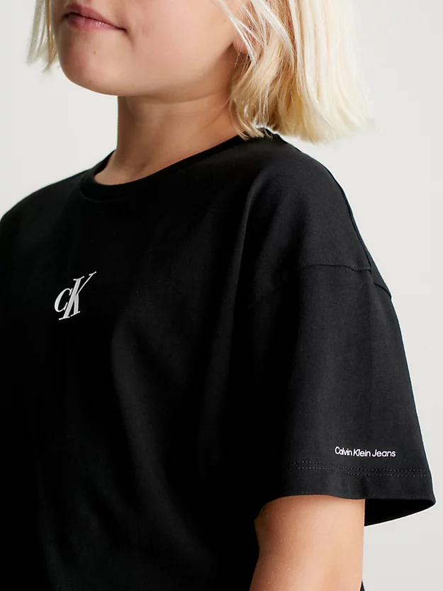 Camiseta com logo de corte quadrado