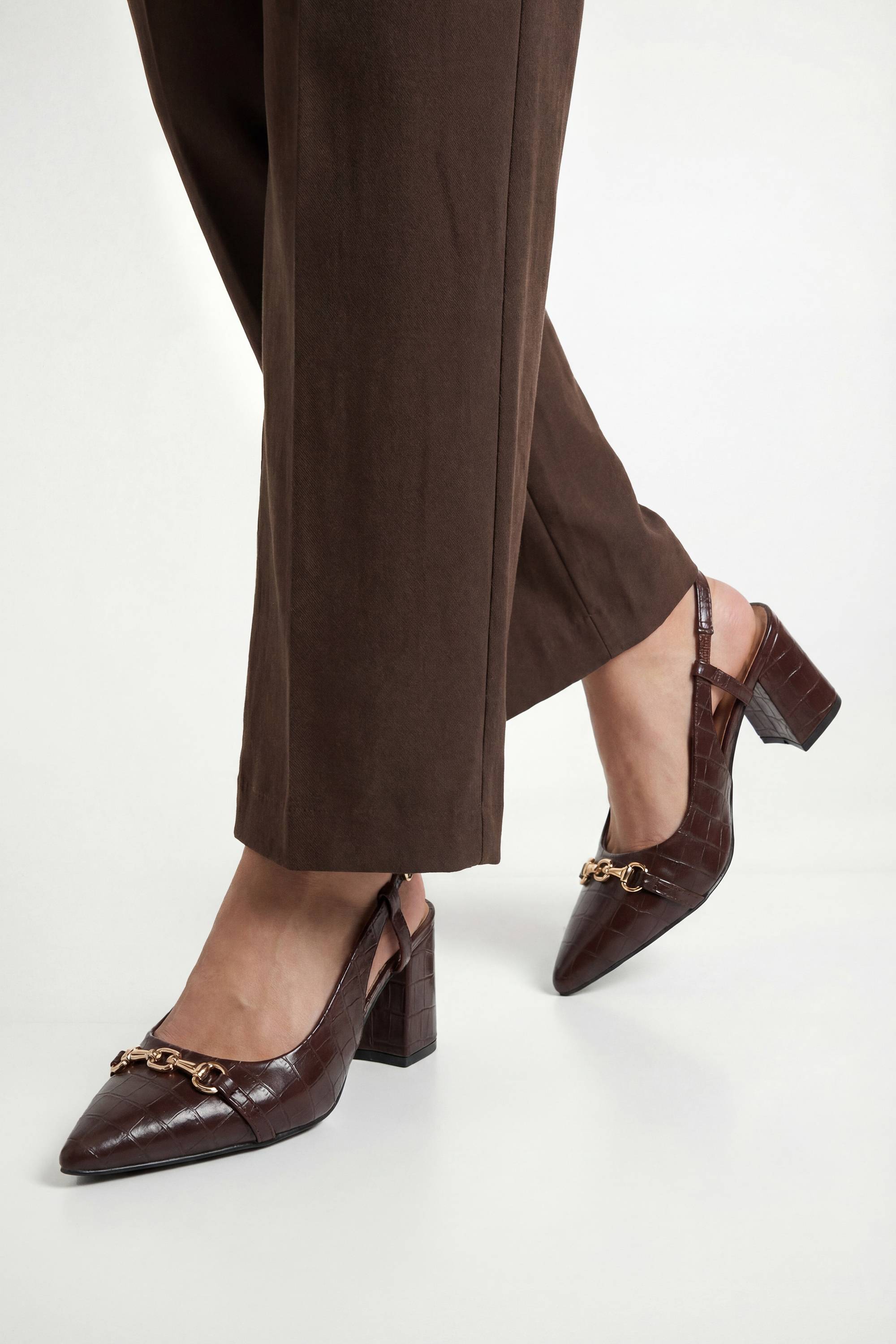 Wallis Escarpins Slingback à Talon Bloc et Bout Pointu Darcia avec Détail Mors - Coupe Large