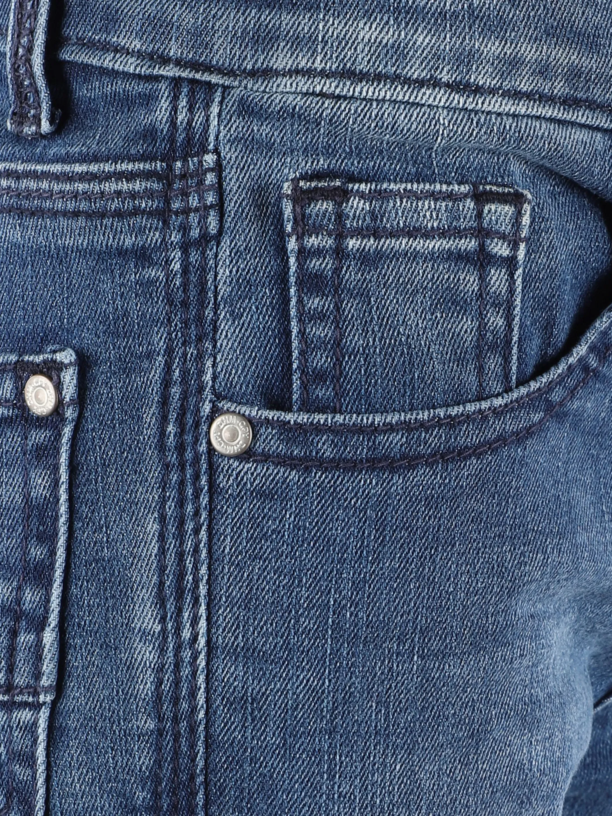 Jungen Jeanshose mit leichten Knitterfalten
