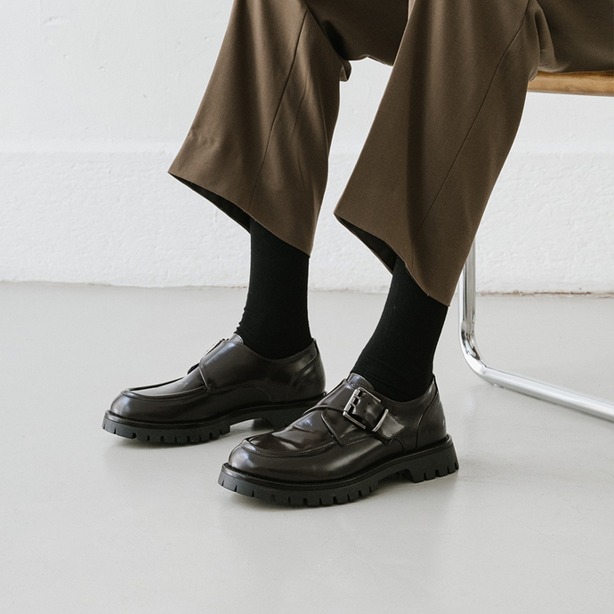 Derbies à talons plats, boucles et coutu...  en cuir glacé marron