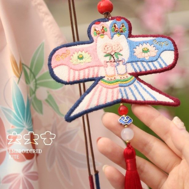 Embroidery Kingdom - DIY borduurpakket met dierenvlieger-amulet