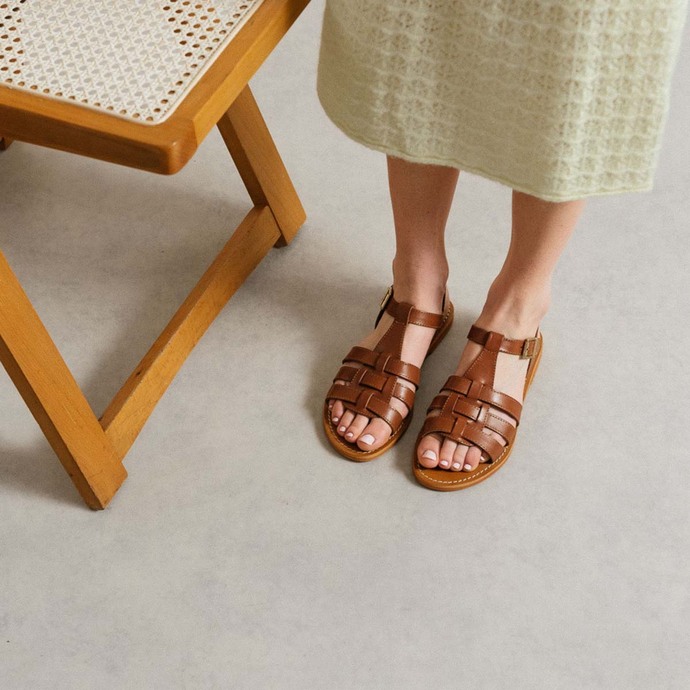 Sandales plates tressées  en cuir cognac