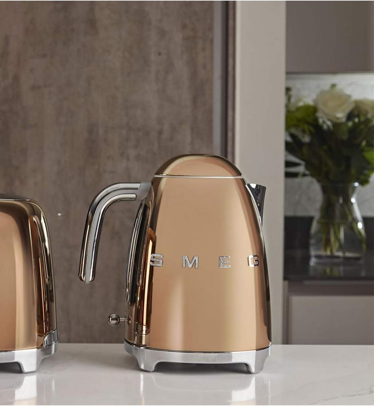 Smeg, Bouilloire Électrique KLF03PGEU 1,7 L, Filtre Anticalcaire Lavable, Arrêt Automatique de Sécurité, Indicateur de Niveau d'Eau, Base Antidérapante, Range Cordon, Puissance 2400W, Vert d'Eau
