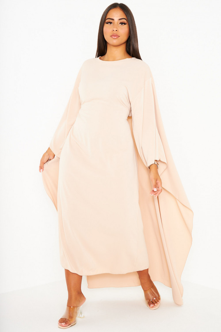 Robe beige ceinturée à empiècement cape