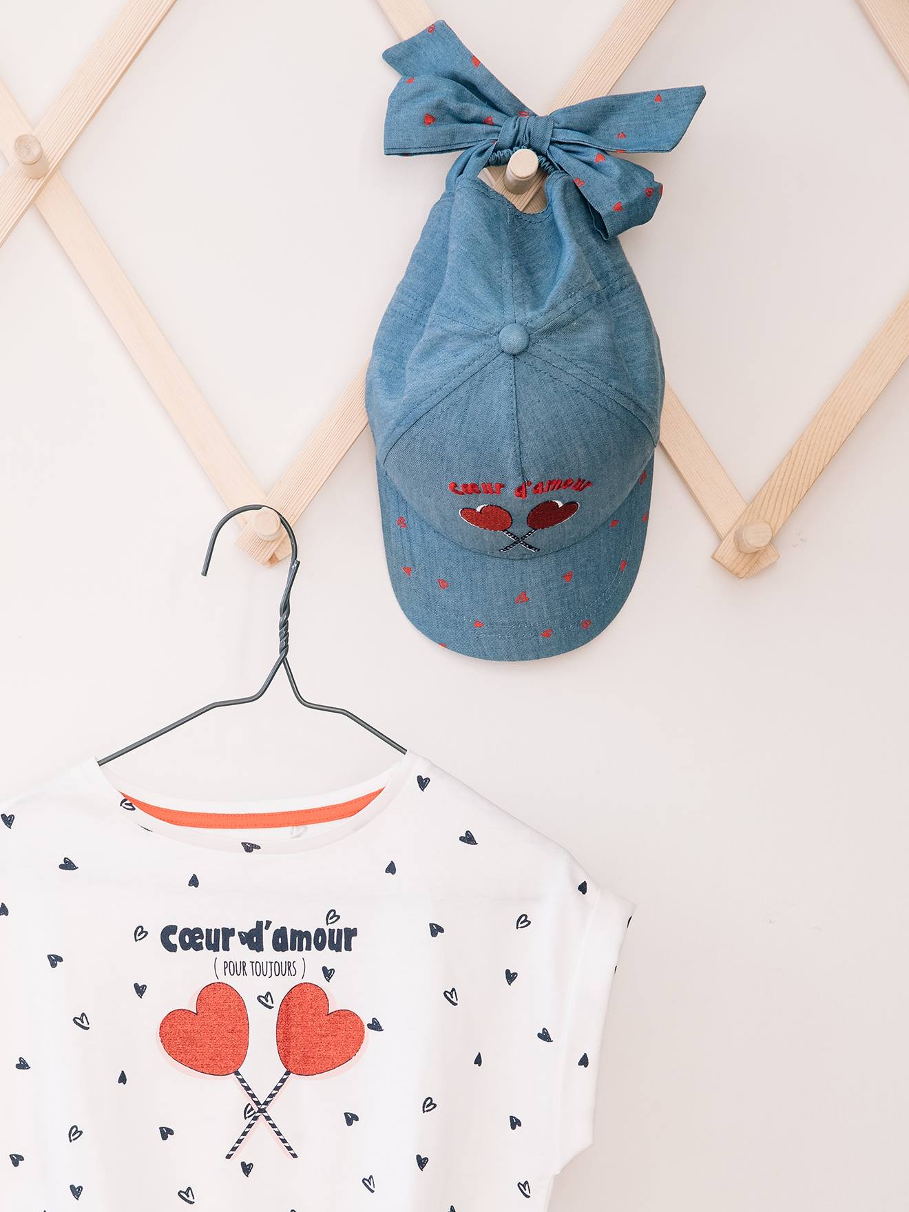 Camiseta com estampa de corações e detalhes iridescentes, para meninas, em branco claro.