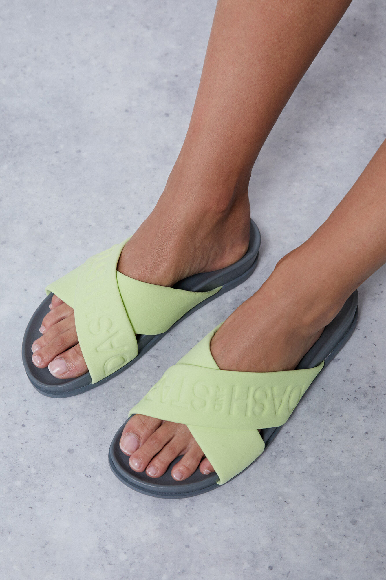 Chinelo de dedo com tira cruzada e logotipo