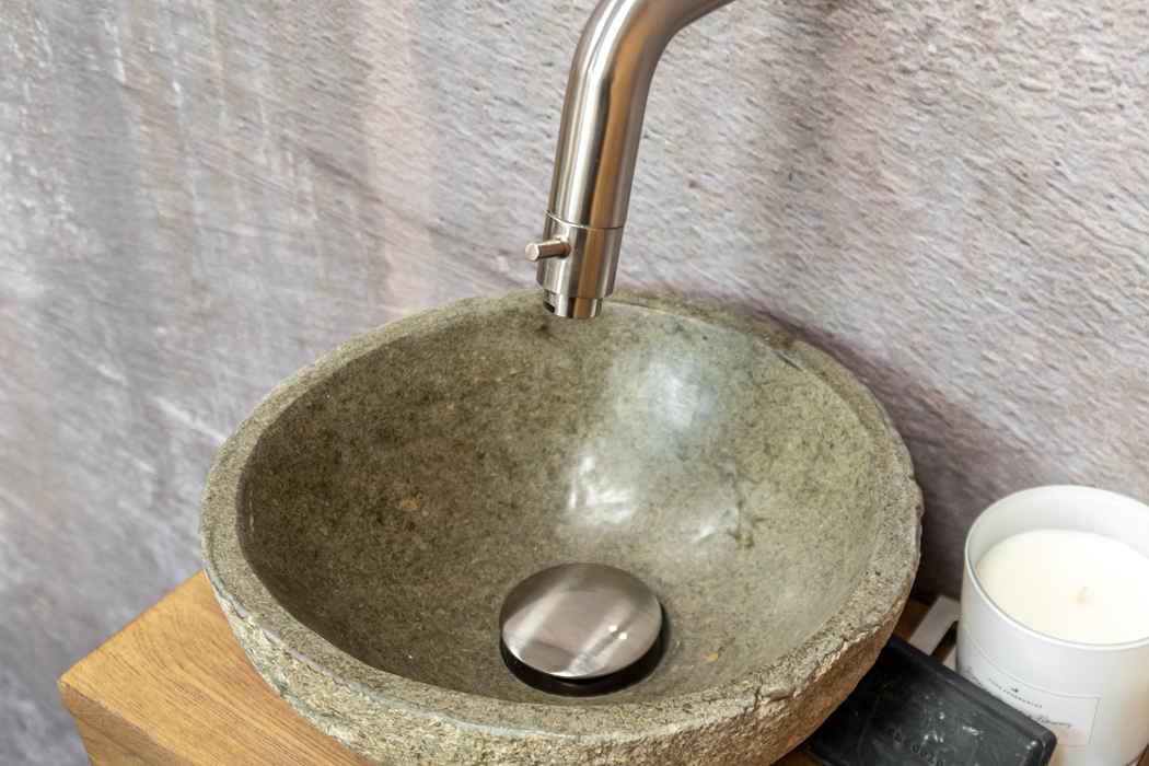 Saniclear Seba fonteinset met bruin eiken plank, rivierstenen waskom en RVS kraan voor in het toilet