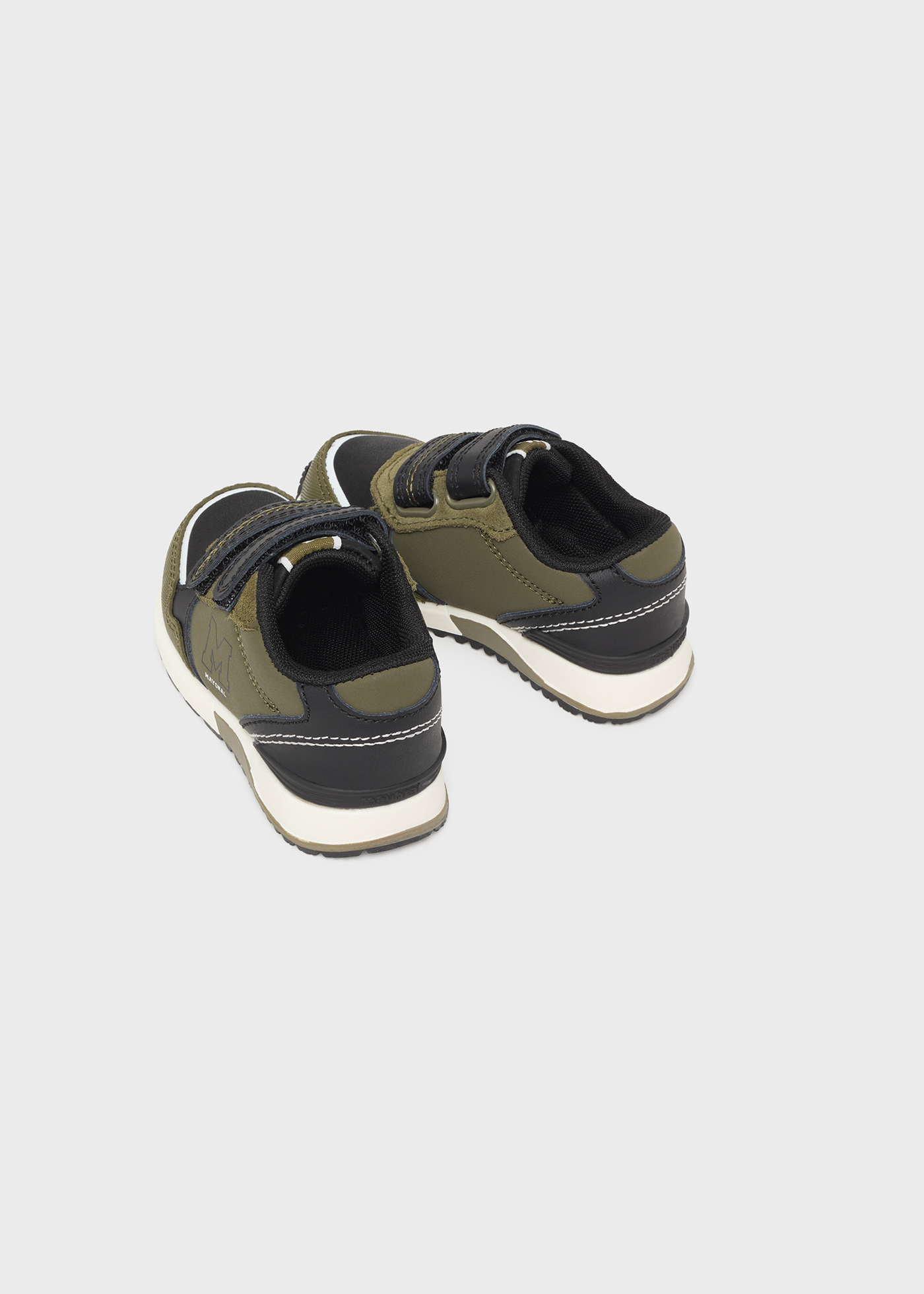 Tênis de couro para bebê com fecho de velcro