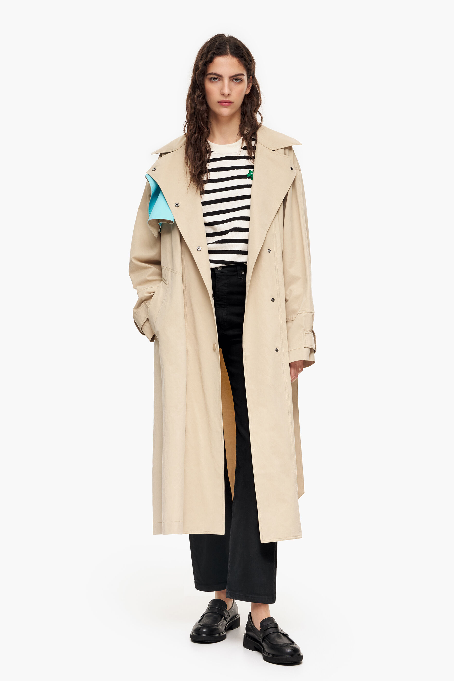 Trench coat cor camelo com boca de sino