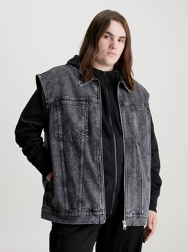 Colete jeans oversized com zíper frontal completo.