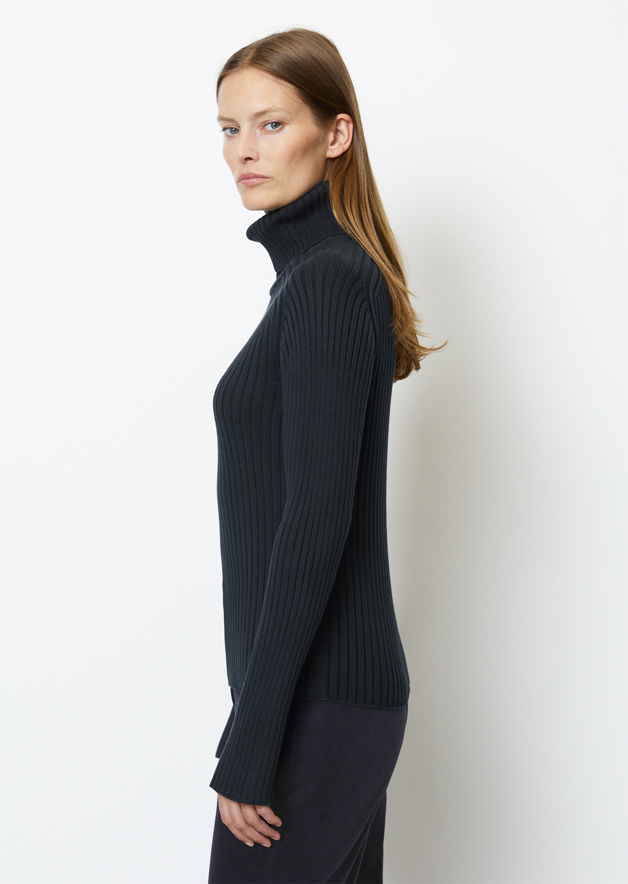 Gerippter Rollkragenpullover slim aus Organic Cotton