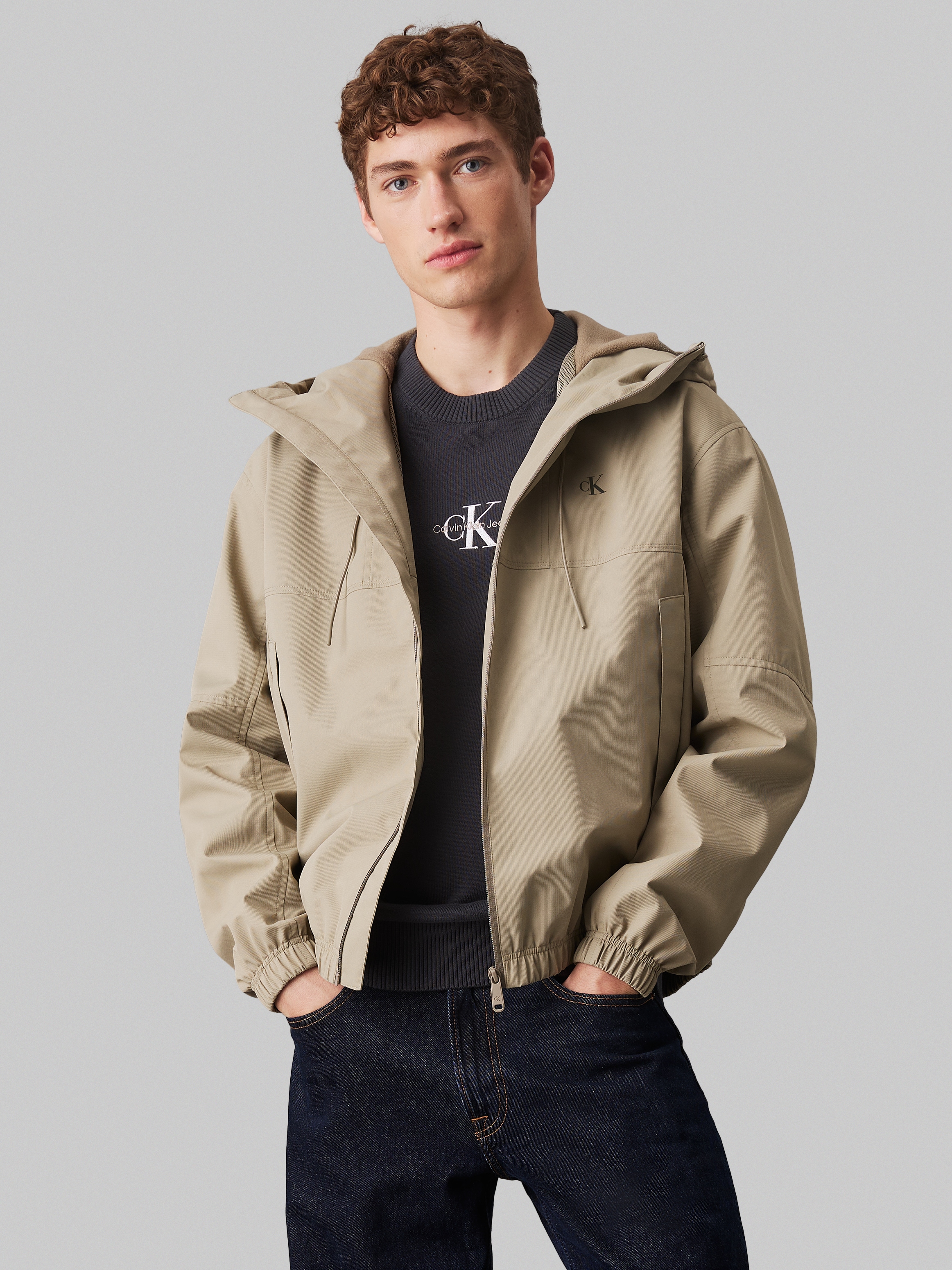 Calvin Klein Jeans Allwetterjacke »TECHNICAL JACKET« mit Kapuze Logodruck, Eingriffstaschen
