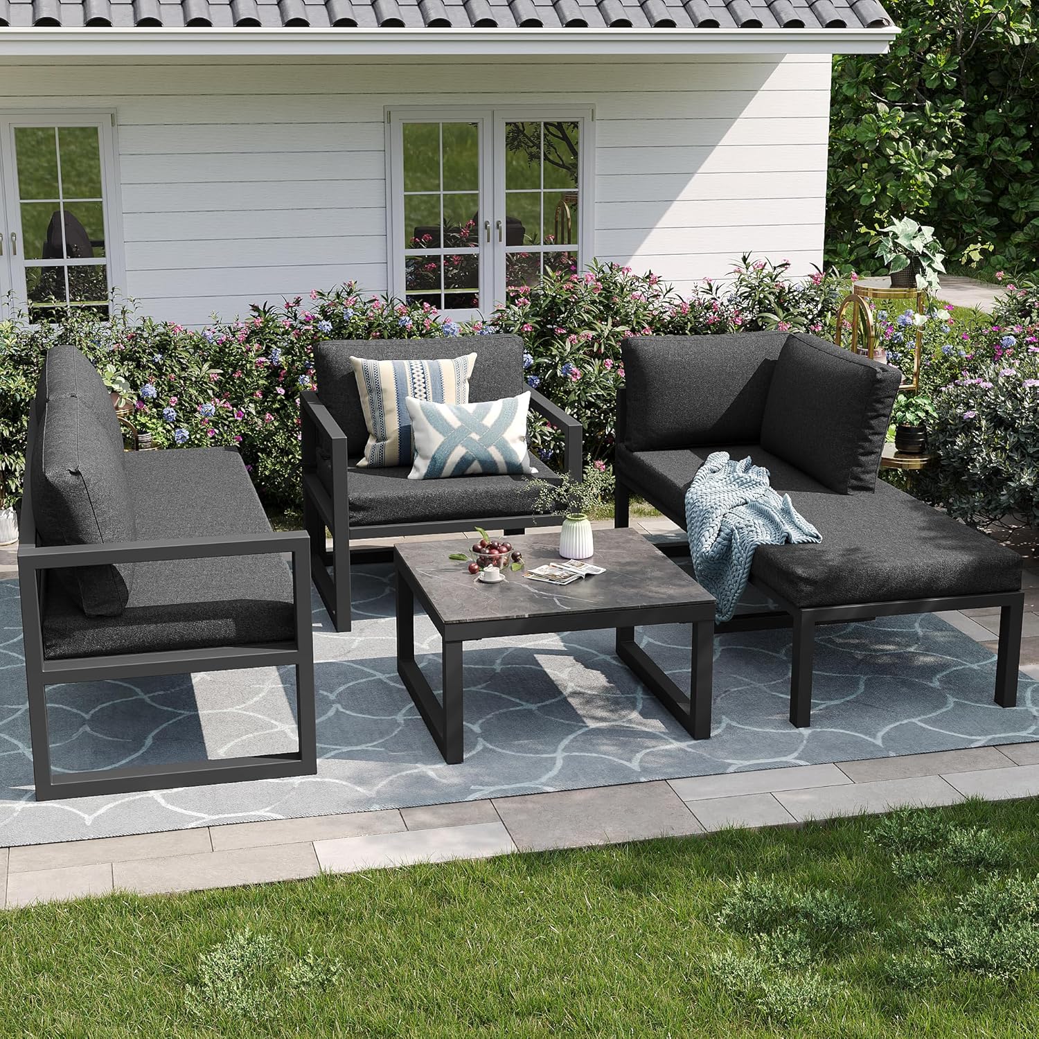 Merax Gartenmöbel-Set – 4-5 Sitzer Outdoor-Lounge-Set mit Ecksofa, verzinktem Eisengestell & gehärtetem Glastisch, wetterfest, inkl. Sitz- & Rückenkissen, verstellbare Beine, grau